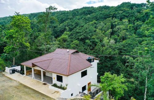 La Vega Province House | Wake Up To Sweeping Misty Hills Views