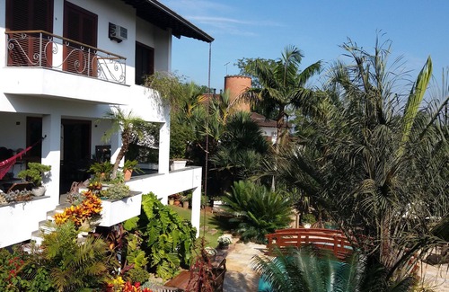 Carapicuiba House | Wake up to the birdsong!