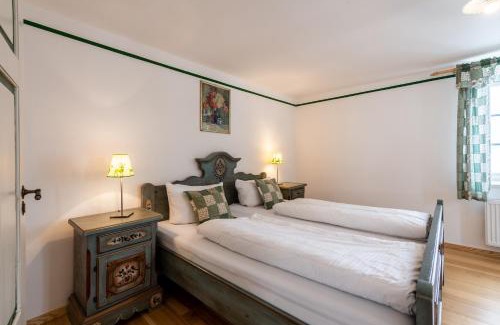 Seeshaupt Apartment | Wald Apartments bei Schlossgaststätte Hohenberg - Seeshaupt, südlicher Stanberger See, kostenfrei Parken, Ladestation für Auto und Fahrad, WLAN, Natur pur