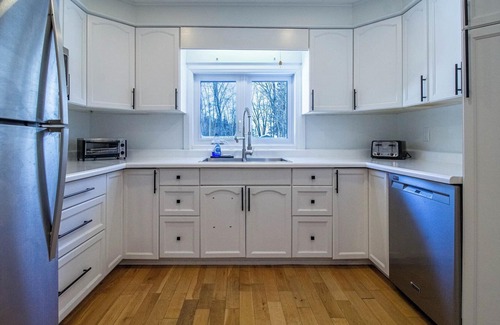 Isaacs Glen Cottage | Walden Stays - Lakeside 3BR w/WiFi, A/C, DW, Games Rm & Hot Tub!
