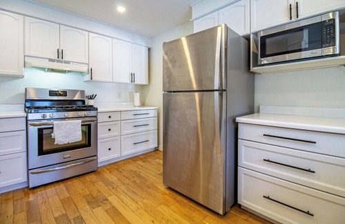 Isaacs Glen Cottage | Walden Stays - Lakeside 3BR w/WiFi, A/C, DW, Games Rm & Hot Tub!