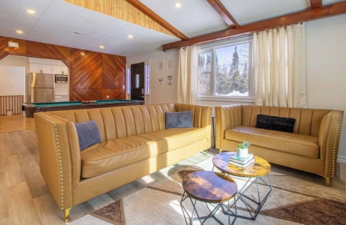 Isaacs Glen Cottage | Walden Stays - Lakeside 3BR w/WiFi, A/C, DW, Games Rm & Hot Tub!