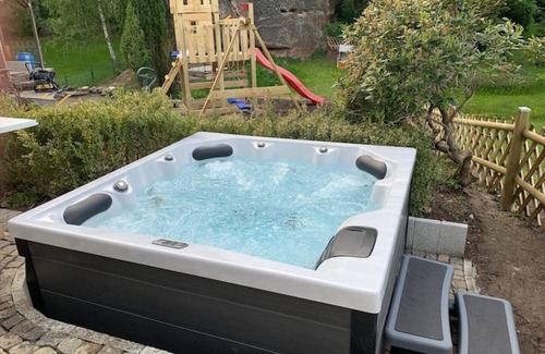 Oybin Apartment | Waldferienhaus Dunja mit Whirlpool, Sauna u Garten