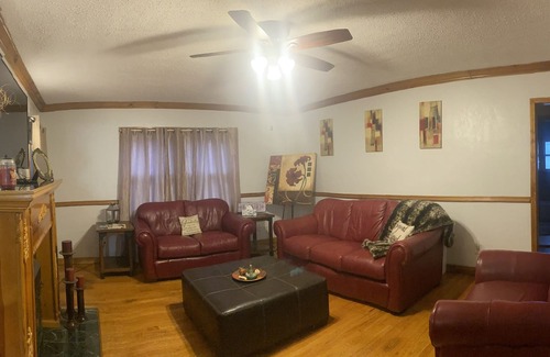 South Kansas City House | Waldo Get Away at LJ’s