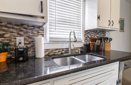 South Kansas City House | Waldo Retreat House 3BD - Master Suite, Pet Friendly, Walking Trail & Shops