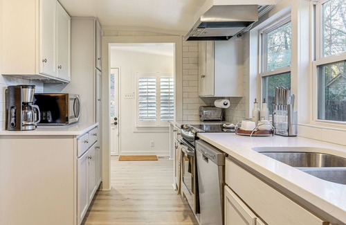 Roswell Cottage | Walk Downtown & Canton Street: Roswell Retreat!