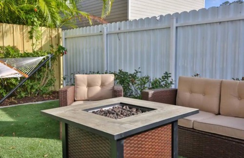 Gillespie Park House | Walk Downtown Work Relax Modern Pet Welcome