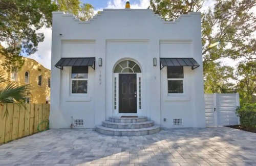 Gillespie Park House | Walk Downtown Work Relax Modern Pet Welcome