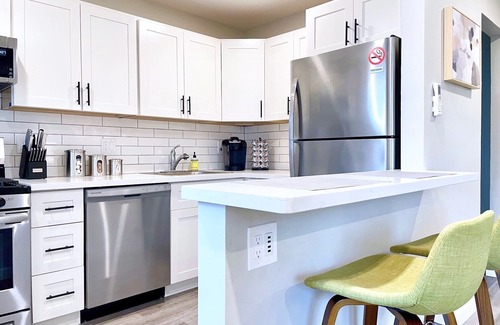 Walnut Creek Apartment | Walk Downtown Work Here + Desk + Fast WiFi King Bed Remodeled Kitchen