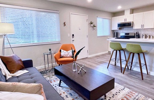 Walnut Creek Apartment | Walk Downtown Work Here + Desk + Fast WiFi King Bed Remodeled Kitchen