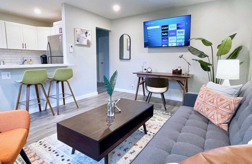 Walnut Creek Apartment | Walk Downtown Work Here + Desk + Fast WiFi King Bed Remodeled Kitchen