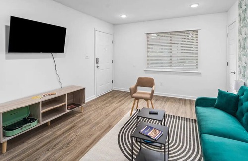 Forest Park Apartment | WALK everywhere- amazing apartment