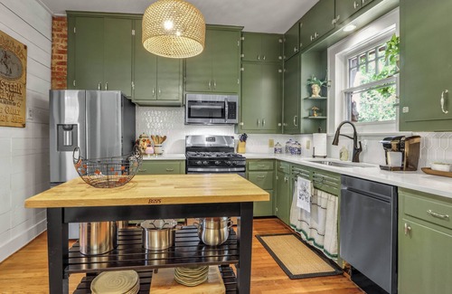 Boerne House | WALK EVERYWHERE, steps to Historic Downtown Boerne, 1920's cottage sleeps 6!