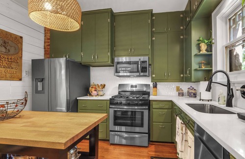 Boerne House | WALK EVERYWHERE, steps to Historic Downtown Boerne, 1920's cottage sleeps 6!
