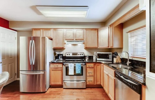 Downtown Baltimore House | Walk Score 93 + Comfy beds + Youtube TV