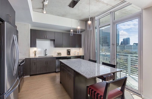 Civic District Resort | Walk to 6th St! Wyndham Austin Resort ~ w/Rooftop Pool! ~ Sleeps 4