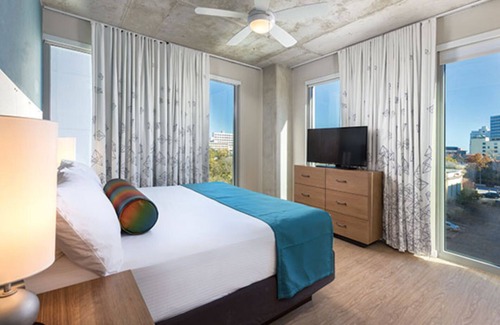 Civic District Resort | Walk to 6th St! Wyndham Austin Resort ~ w/Rooftop Pool! ~ Sleeps 4