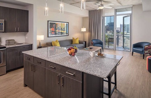 Civic District Resort | Walk to 6th St! Wyndham Austin Resort ~ w/Rooftop Pool! ~ Sleeps 4