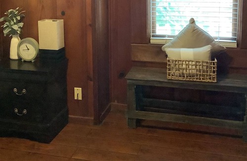 Victor House | Walk to award winning wineries! East Lodi, Charming 2 bedroom Cottage