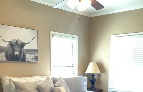 Victor House | Walk to award winning wineries! East Lodi, Charming 2 bedroom Cottage