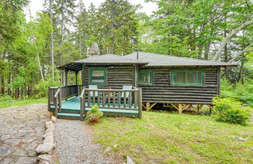 Boothbay Harbor House | Walk to Barretts Park Wooded Cabin with Grill!