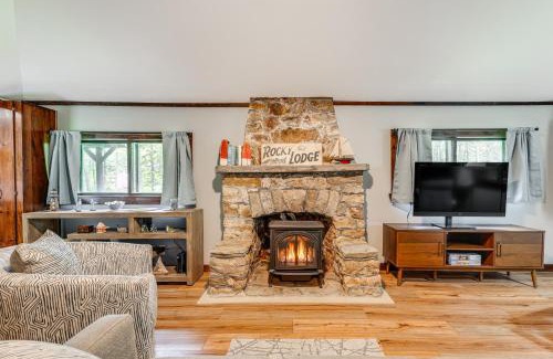 Boothbay Harbor House | Walk to Barretts Park Wooded Cabin with Grill!