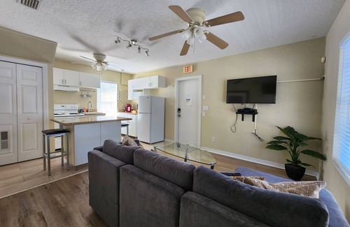 Historic Downtown Melbourne Condo | Walk to Bars, Shops & Restaurants.Beach is a short 5 min drive
