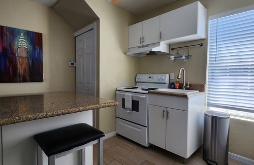 Historic Downtown Melbourne Condo | Walk to Bars, Shops & Restaurants.Beach is a short 5 min drive