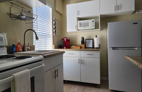Historic Downtown Melbourne Condo | Walk to Bars, Shops & Restaurants.Beach is a short 5 min drive