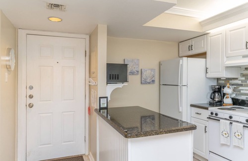 South Padre Island Condo | Walk to beach from this beautiful one bedroom condo that accommodates 6!
