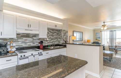 South Padre Island Condo | Walk to beach from this beautiful one bedroom condo that accommodates 6!