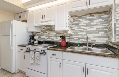 South Padre Island Condo | Walk to beach from this beautiful one bedroom condo that accommodates 6!