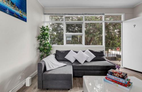 West Beach Apartment | Walk to Beach And Cafes Near City And Airport