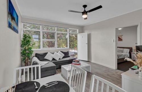 West Beach Apartment | Walk to Beach And Cafes Near City And Airport