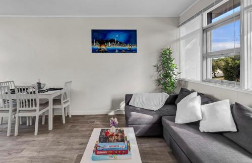 West Beach Apartment | Walk to Beach And Cafes Near City And Airport