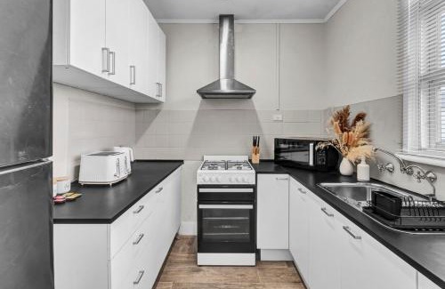 West Beach Apartment | Walk to Beach And Cafes Near City And Airport