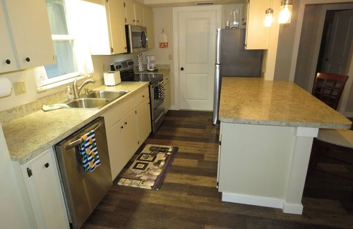 Venice Villa | Walk to Beach & Historic Downtown Venice - Rennovated 2 Bed, 2.5 Ba, off-st pkg