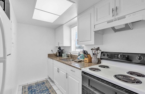 Sarasota Apartment | Walk to Beach Modern Family Stay + Free Parking
