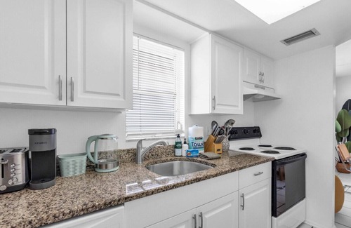 Sarasota Apartment | Walk to Beach Modern Family Stay + Free Parking