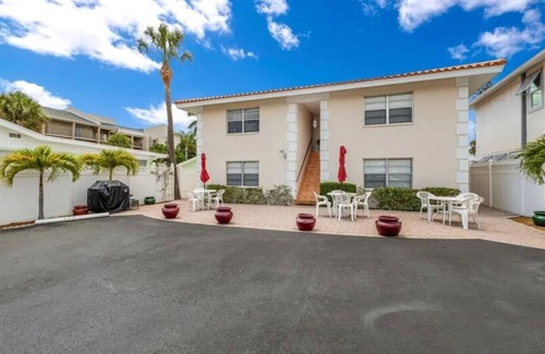 Sarasota Apartment | Walk to Beach Modern Family Stay + Free Parking
