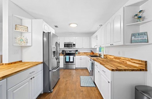 New Smyrna Beach House | Walk to beach | Fenced Yard | BBQ Grill
