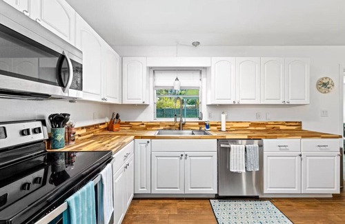 New Smyrna Beach House | Walk to beach | Fenced Yard | BBQ Grill