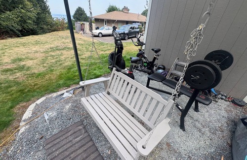 Mukilteo House | Walk to Beaches, Parks & Dining.n2BR Getaway with Fitness Room, AC & More