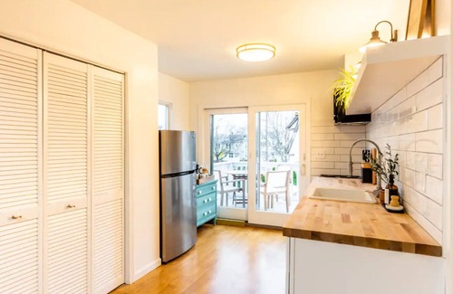 East Shore Apartment | Walk to Beaches - Perfect New Haven Guest Retreat!