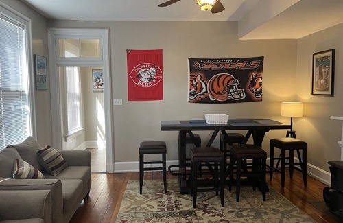 Covington Apartment | Walk to Bengals and Reds and downtown Cincy. Easy Drive to Ark, walk to eat.