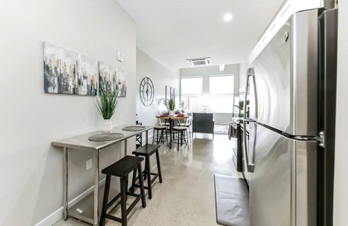 Downtown Cincinnati Apartment | Walk to Bengals, Reds, Free Parking, King Bed, Gym
