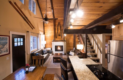 Salt Lake Mountain Resorts Cabin | WALK TO BRIGHTON + PRIVATE HOT TUB + MOUNTAIN VIEW