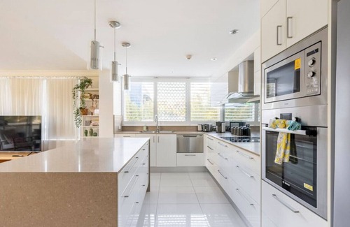 Burleigh Heads Apartment | Walk to Burleigh Head National Park from a Beaming Apartment