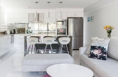 Burleigh Heads Apartment | Walk to Burleigh Head National Park from a Beaming Apartment