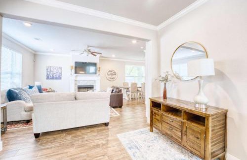 Fayetteville House | Walk-to-Campus 6BR Retreat - Steps to Razorback Stadium & UA